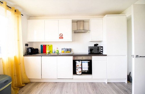Swindon Apartment | 18CB Apartment 2 Bedroom Sleeps 4 Long Stay Disc