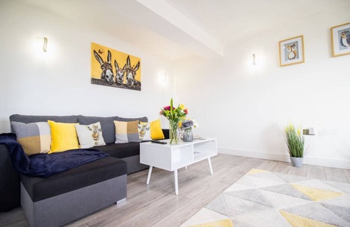 Swindon Apartment | 18CB Apartment 2 Bedroom Sleeps 4 Long Stay Disc