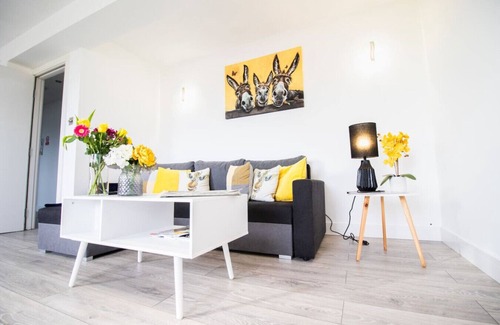 Swindon Apartment | 18CB Apartment 2 Bedroom Sleeps 4 Long Stay Disc