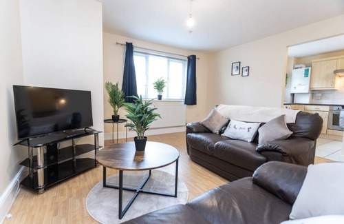 Swindon Apartment | 18FC Apartment 2 Bedroom Sleeps 4 Long Stay Disc