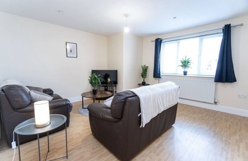 Swindon Apartment | 18FC Apartment 2 Bedroom Sleeps 4 Long Stay Disc