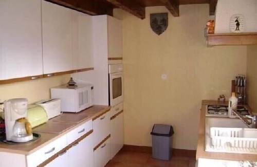 Chateau-l'Eveque House | 18th century farmhouse, renovated, quiet, well equipped with garage and parking.