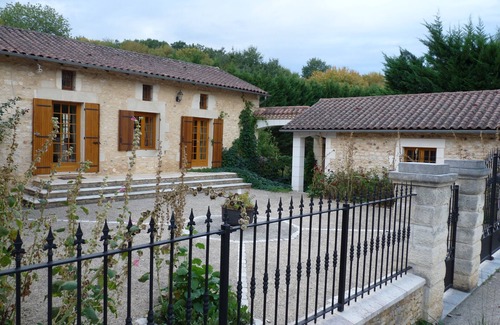 Chateau-l'Eveque House | 18th century farmhouse, renovated, quiet, well equipped with garage and parking.