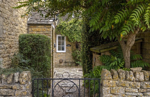 Bourton Cottage | 18th century period holiday cottage in the Cotswolds with garden - Lavender Cottage, Bourton