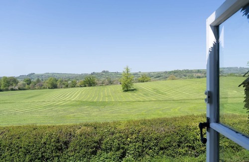 Beaminster House | 18th Century Thatched Cottage, Parking & Garden