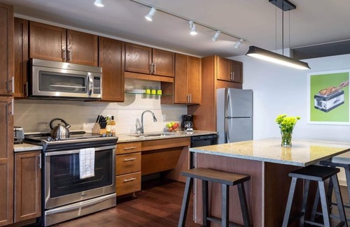 Downtown Dallas Apartment | 18th FL Stylish CozySuites w/roof pool, gym #5