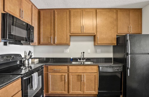 Downtown Minneapolis Apartment | 18th Floor Sky Suite| Downtown| Pool/Gym/Parking