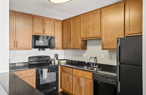 Downtown Minneapolis Apartment | 18th Floor Sky Suite| Downtown| Pool/Gym/Parking