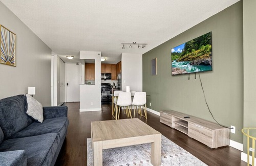 Downtown Minneapolis Apartment | 18th Floor Sky Suite| Downtown| Pool/Gym/Parking
