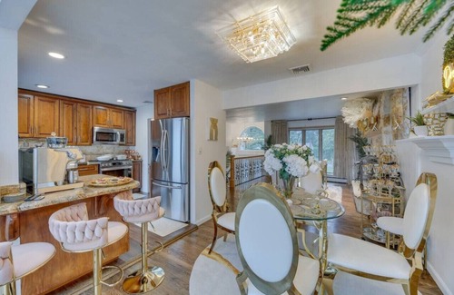 Lake Grove House | 191) Perfect for larger groups!