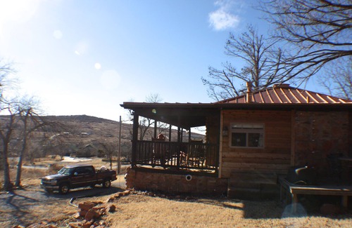 Medicine Park Cabin | 1910 Mountain Cabin-Medicine Park. Cleanest,King Bed,Fireplace,Air-jet Tub for 2