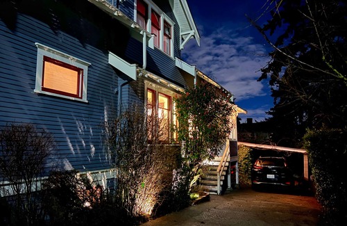 West Woodland House | 1912 Historic Ballard Craftsmann5 Bed 2 Bath Yard Parking