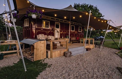 Preston Cabin | 1920's Showman's Carriage with wagon, cinema, hot tub & stunning views by river!