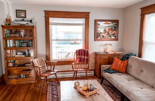 Livingston Manor House | 1920’s charm. In-town retreat. Great for fly fishermen! Pet Friendly