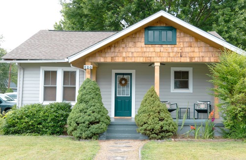 Waynesville House | 1920s Cottage- Walk to Downtown Waynesville and Hazelwood Village. Pet-Friendly!