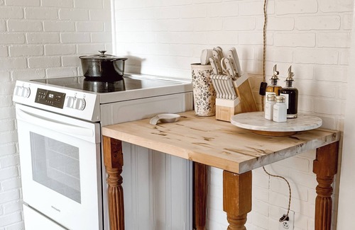 Greenleaf Cottage | 1920s cottage with AC in charming Greenleaf