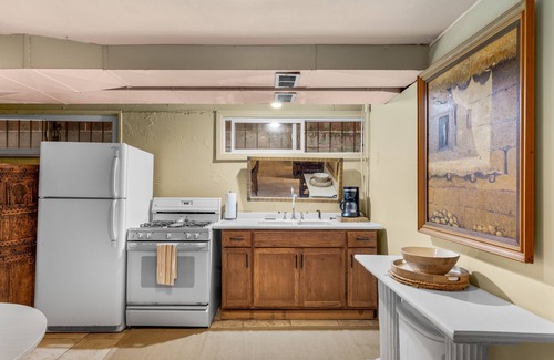 Ardenwald Apartment | 1920s Parsonage Retreat - Gardens & Creative Charm