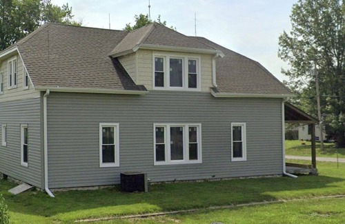 Hamilton House | 1920s Restored Home-walk to MSQC shops, Quilt Town USA