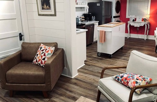Laurel House | 1930's Bungalow steps away from Laurel's Historic District!