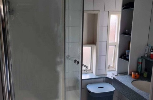 Korrewegbuurt Apartment | 1930s apartment a 20-minute walk from downtown
