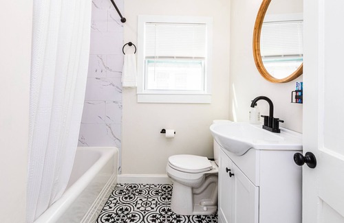 New Warrington Cottage | 1930s Cottage near Downtown Pensacola and Naval Air Station