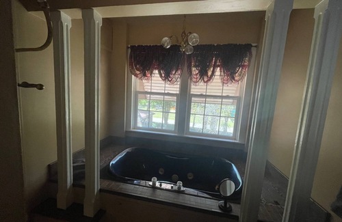 Muskogee Bed & Breakfast | 1935 Muskogee English Tudor Home - 2nd Floor Merlot Room