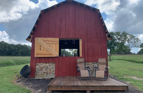 Calico Rock House | 1940's vintage barn restored, charming countryside