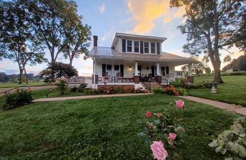 Alleghany County House | 1945 Farmhouse Charmer This is What You Come to the Country for! 12 mins Sparta