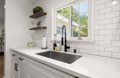 Lennox House | 1970s Style Cozy Home with Fireplace Yard & Hot Tub