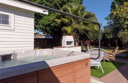 Lennox House | 1970s Style Cozy Home with Fireplace Yard & Hot Tub