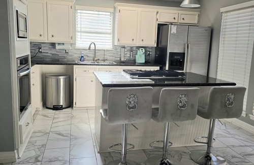 Clodine House | 1976HoustonGem Luminous PvTPool & HotTub DT20mins for LRG Families 6Beds/2Bath