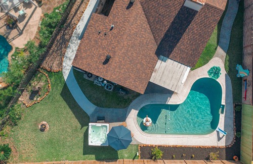 Clodine House | 1976HoustonGem Luminous PvTPool & HotTub DT20mins for LRG Families 6Beds/2Bath