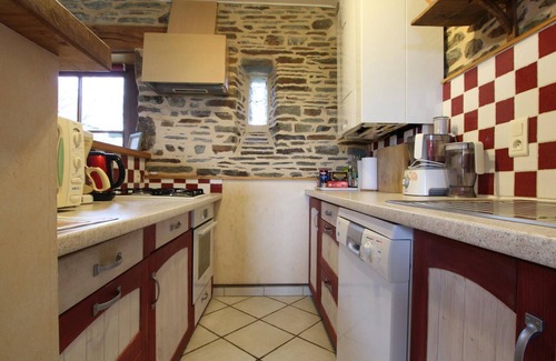 Servon Cottage | 19th Century Farmhouse, pet-friendly near Mont St-Michel