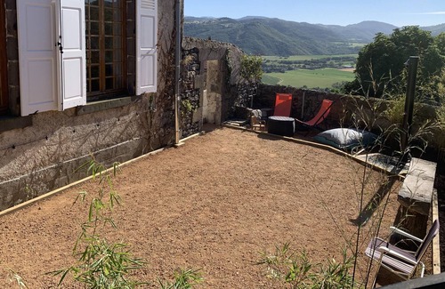 Rentieres House | 19th century school overlooking the valley