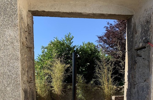 Rentieres House | 19th century school overlooking the valley