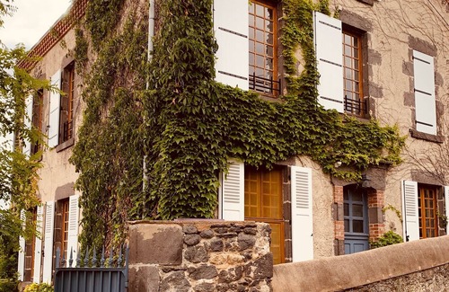 Rentieres House | 19th century school overlooking the valley