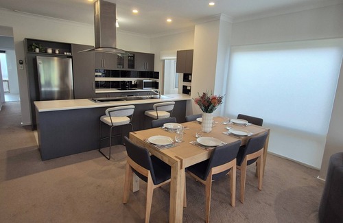 Normanville House | 19th Hole - Tee off & unwind in style at Lady Bay