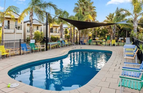 Normanville House | 19th Hole - Tee off & unwind in style at Lady Bay