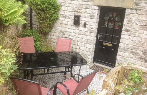 Tideswell Cottage | 1A MARKET SQUARE, pet friendly, with a garden in Tideswell