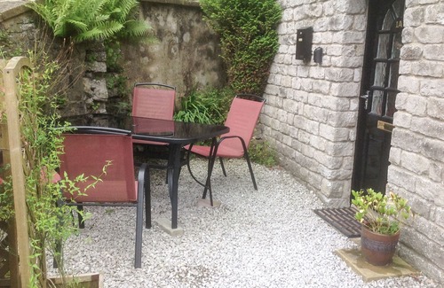 Tideswell Cottage | 1A MARKET SQUARE, pet friendly, with a garden in Tideswell