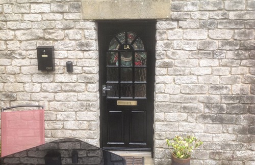 Tideswell Cottage | 1A MARKET SQUARE, pet friendly, with a garden in Tideswell