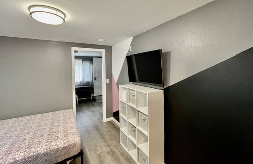 Tantalus House | 1A Newly Renovated One bedroom/Parking/Wi-Fi/kitchen