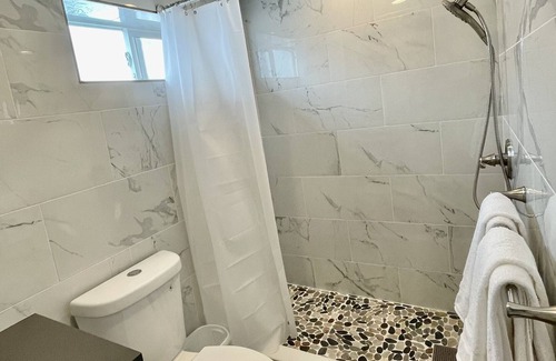 Tantalus House | 1A Newly Renovated One bedroom/Parking/Wi-Fi/kitchen