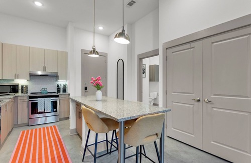Fort Worth Apartment | 1B1B LUX 1st Flr Apt-2min to TCU+King Bed+Pool+Gym
