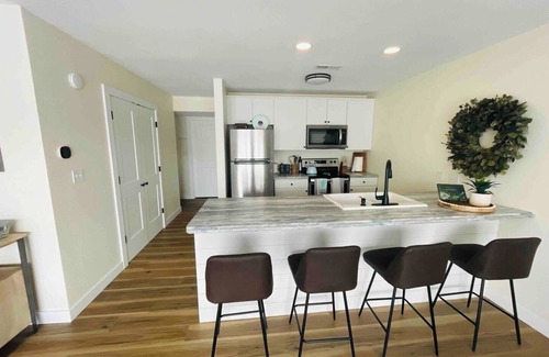 Lake Ozark Condo | 1bd 1 ba Getaway with private balcony & onsite Boat rental option