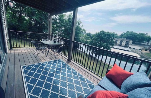 Lake Ozark Condo | 1bd 1 ba Getaway with private balcony & onsite Boat rental option