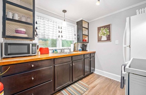 Clarksville House | 1BD 102 Madison Ter S