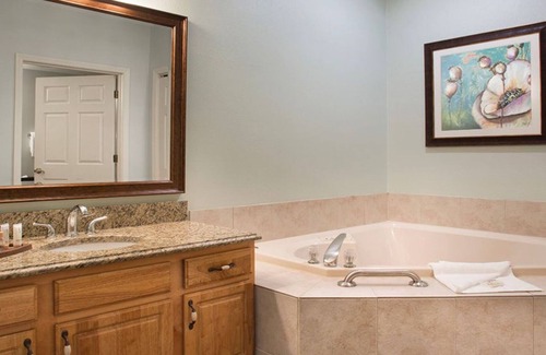 Table Rock Hotel | 1BD Deluxe/Branson - Pools, Gym, BBQ, Game Room!