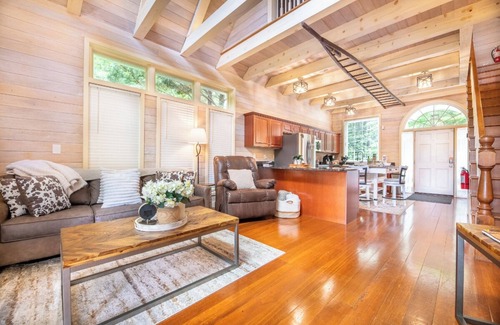 Sevierville Cabin | 1BD + Loft w/Hot Tub! Pool table+Firepit