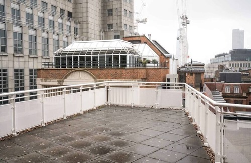 Castle Baynard Apartment | 1BD Modern City Oasis: Near London Attractions